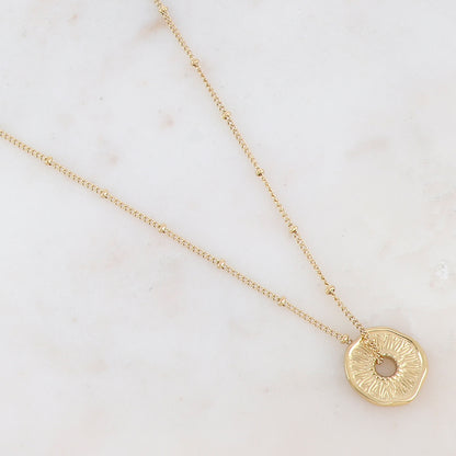 Collier doré composé d'un pendant ajouré de façon fleur dorée 45+5 cm