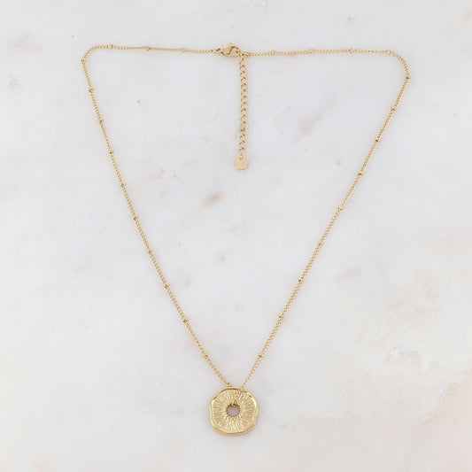 Collier doré composé d'un pendant ajouré de façon fleur dorée 45+5 cm