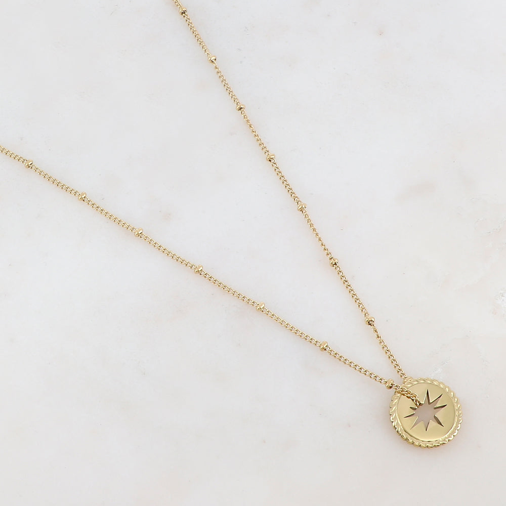 Collier doré composé d'un pendant ajouré de façon étoile dorée 45+5 cm