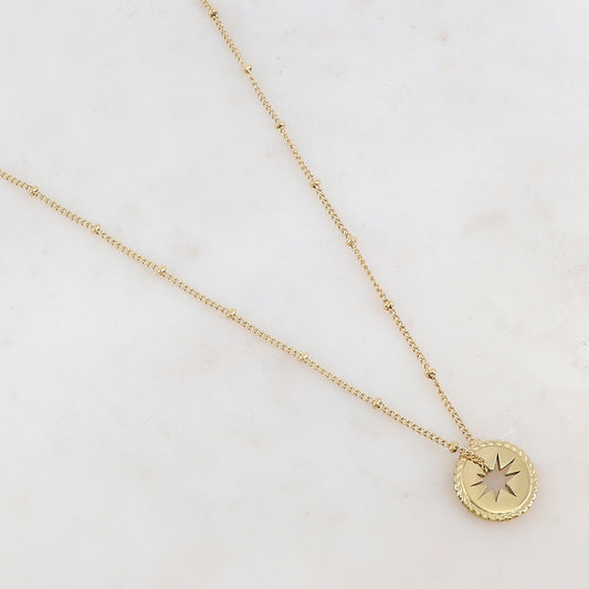 Collier doré composé d'un pendant ajouré de façon étoile dorée 45+5 cm