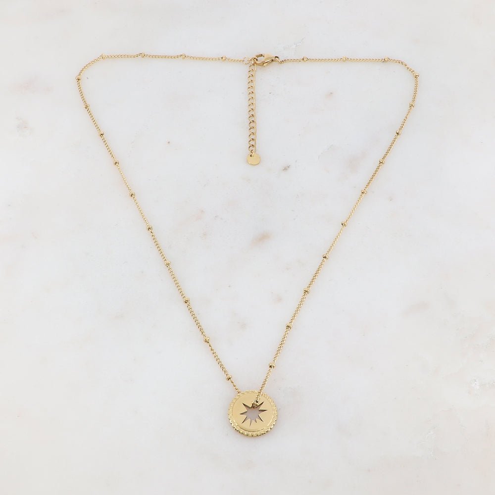 Collier doré composé d'un pendant ajouré de façon étoile dorée 45+5 cm