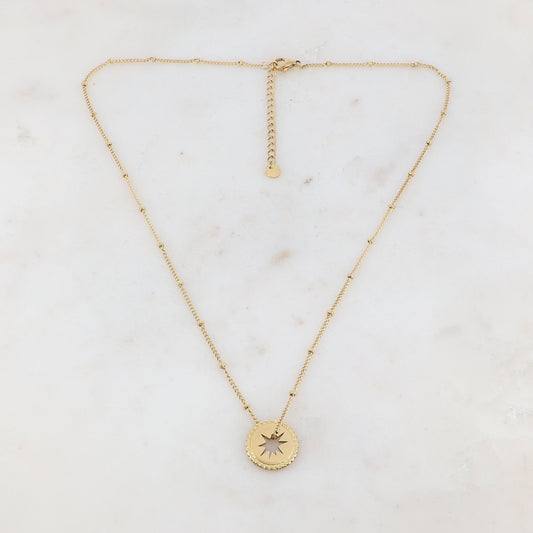 Collier doré composé d'un pendant ajouré de façon étoile dorée 45+5 cm