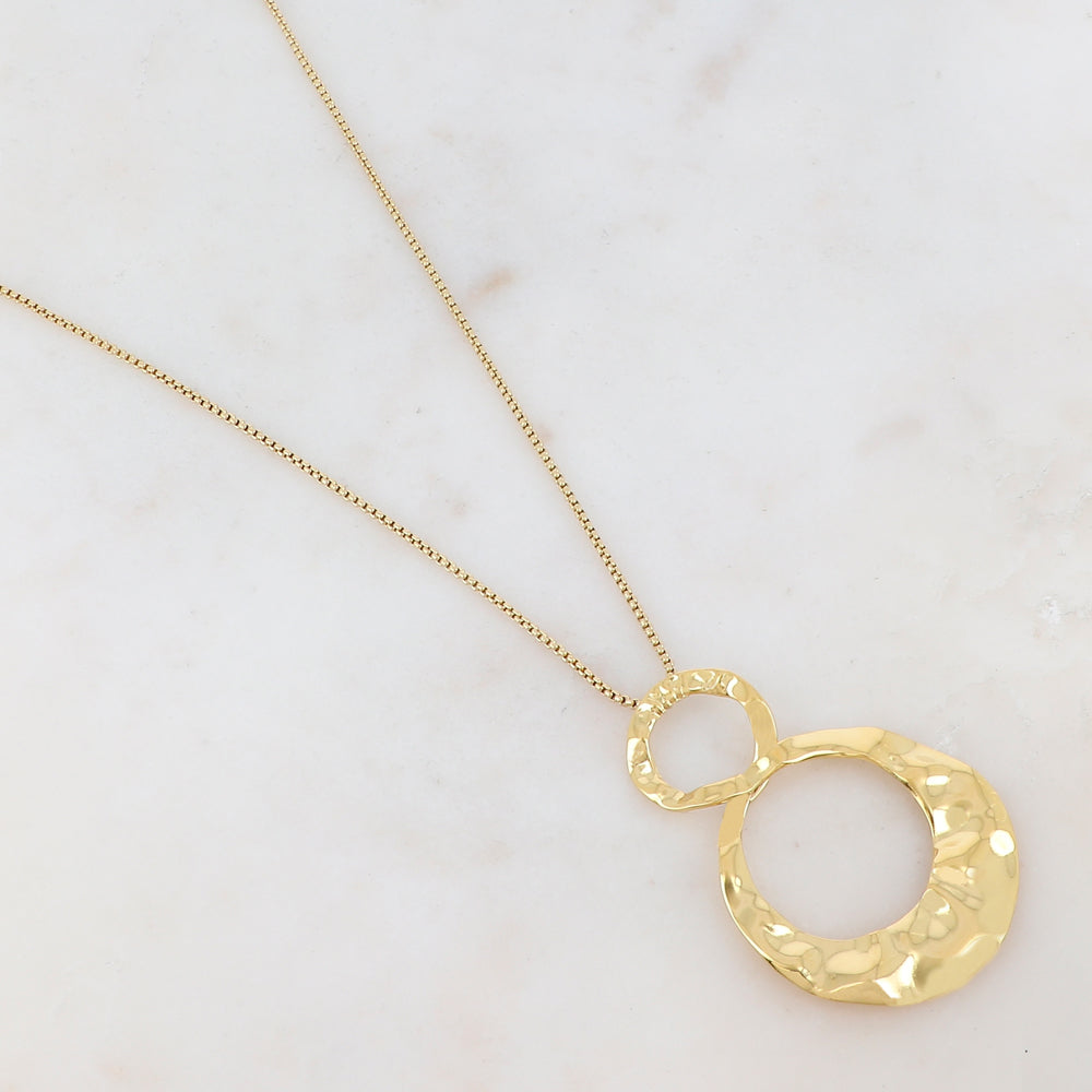 Collier doré composé d'un pendentif double anneaux entrelacés et ondulés 50+5 cm