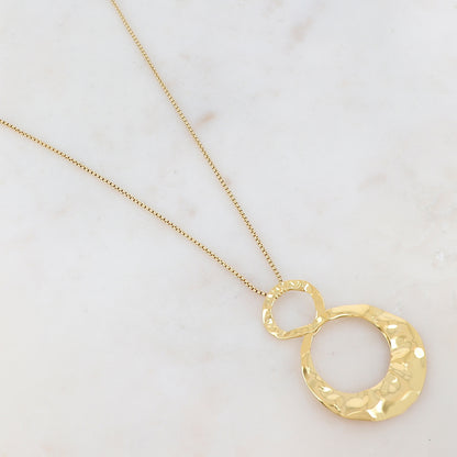 Collier doré composé d'un pendentif double anneaux entrelacés et ondulés 50+5 cm