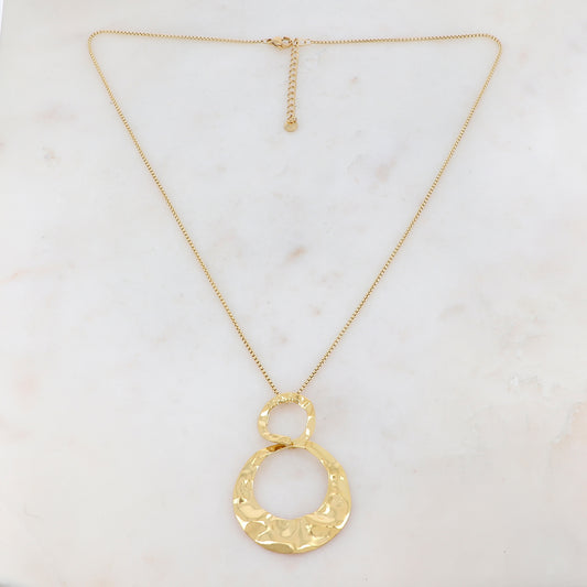 Collier doré composé d'un pendentif double anneaux entrelacés et ondulés 50+5 cm