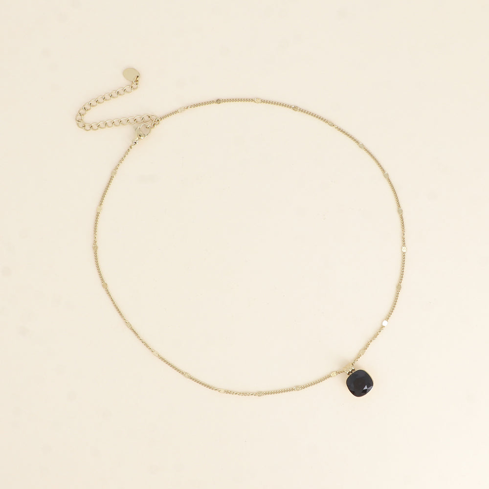 Collier orné de cristaux de Swarovski®. - Longueur de chaîne : 38+7 cm - Dimensions du cristal : 10 x 10 mm - Jet