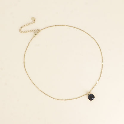 Collier orné de cristaux de Swarovski®. - Longueur de chaîne : 38+7 cm - Dimensions du cristal : 10 x 10 mm - Jet