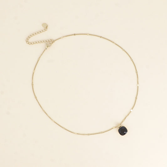 Collier orné de cristaux de Swarovski®. - Longueur de chaîne : 38+7 cm - Dimensions du cristal : 10 x 10 mm - Jet