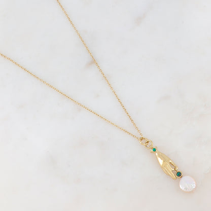 Collier doré composé d'un pendentif main embelli d'un strass vert, d'une pierre Malachite et d'une perle d'eau douce 45+5 cm