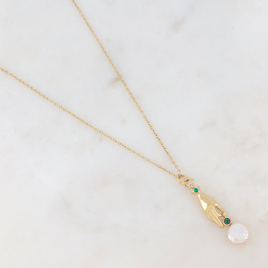 Collier doré composé d'un pendentif main embelli d'un strass vert, d'une pierre Malachite et d'une perle d'eau douce 45+5 cm