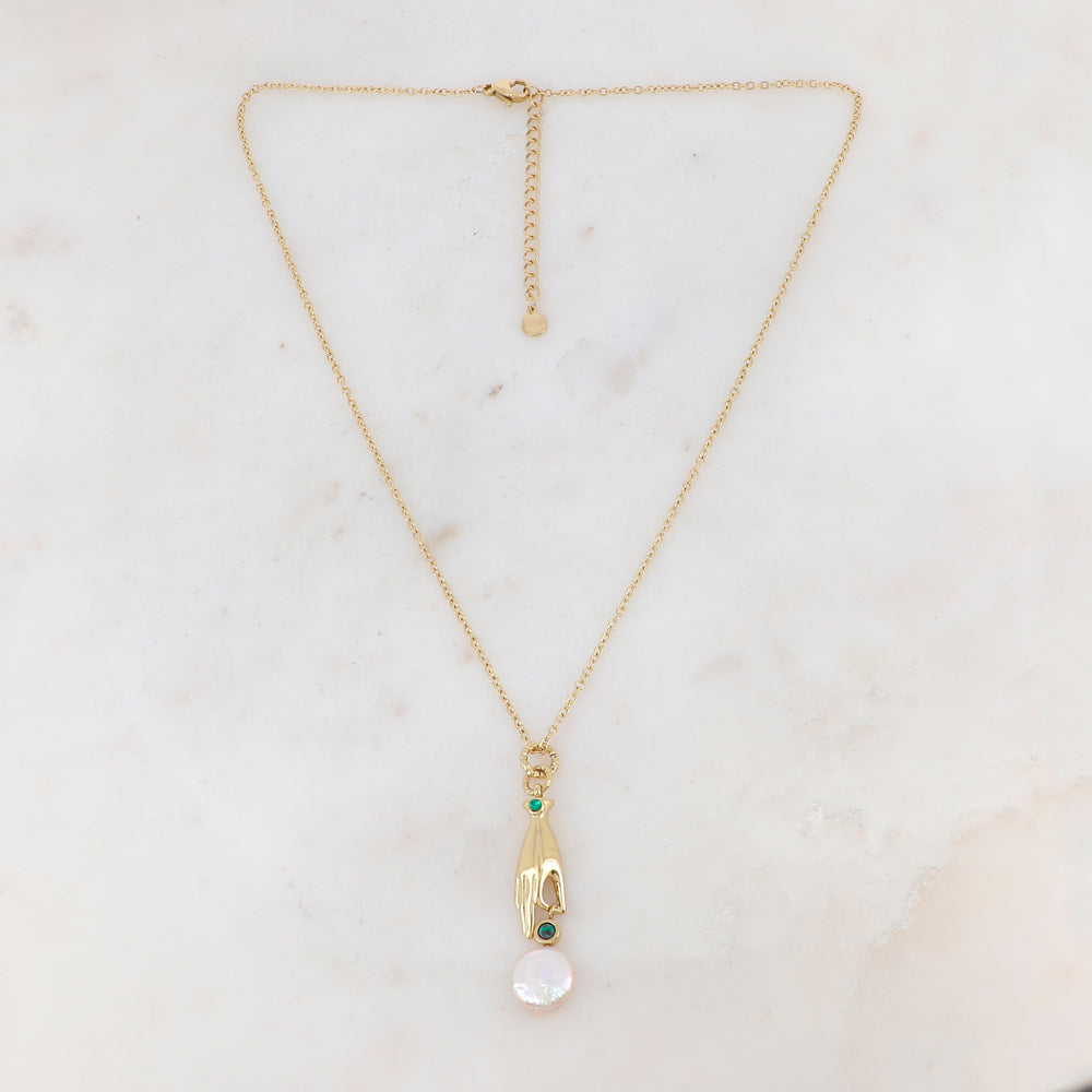 Collier doré composé d'un pendentif main embelli d'un strass vert, d'une pierre Malachite et d'une perle d'eau douce 45+5 cm