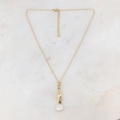 Collier doré composé d'un pendentif main embelli d'un strass vert, d'une pierre Malachite et d'une perle d'eau douce 45+5 cm