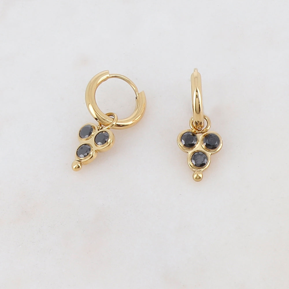 Créoles pendantes avec 4 strass 1,35 x 2,1 cm.