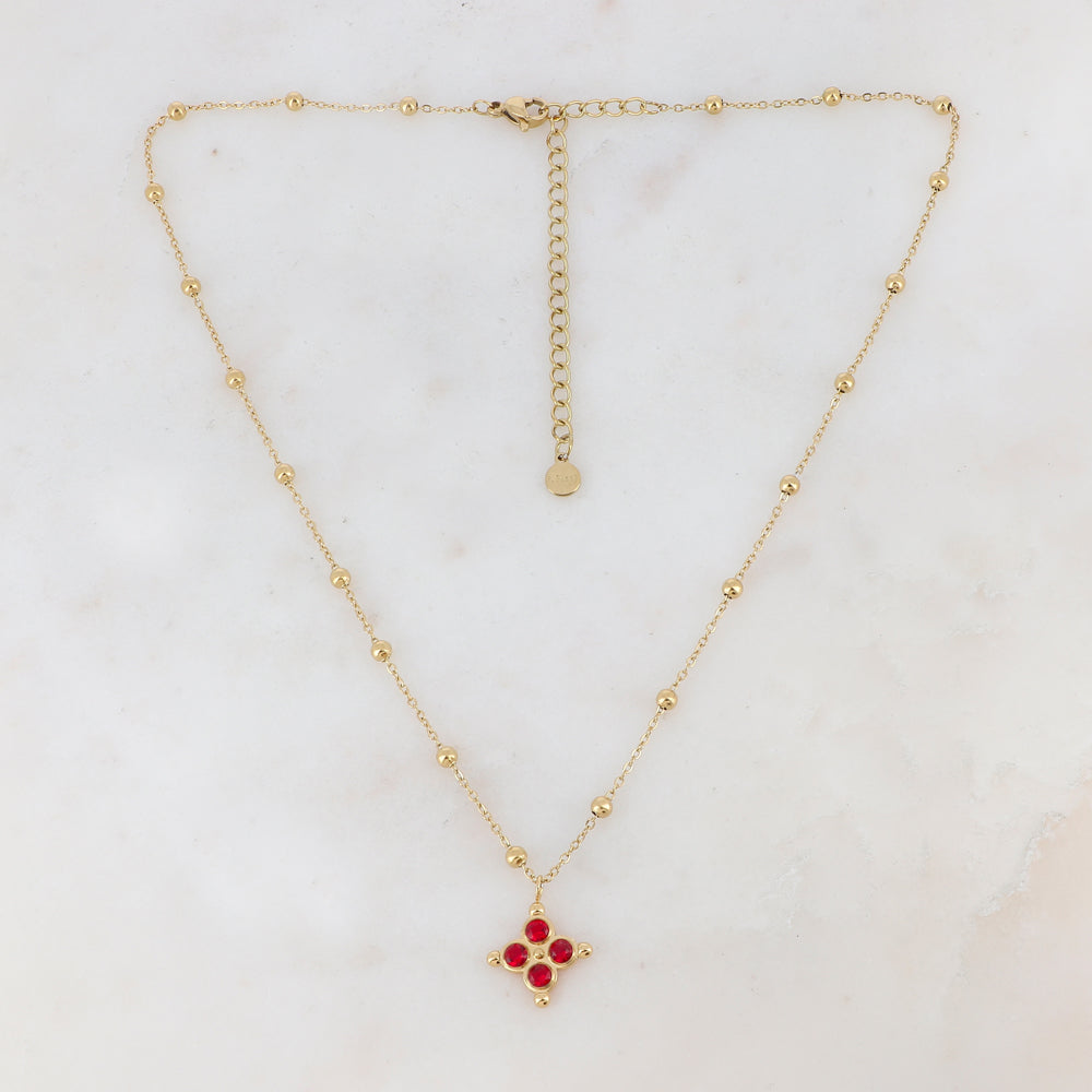 Collier doré composé de petites boules et d'un pendentif embelli de strass rouges 38+7 cm