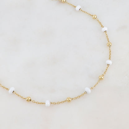 Collier doré embelli de petites boules en acier et en émail blanc 40+5 cm