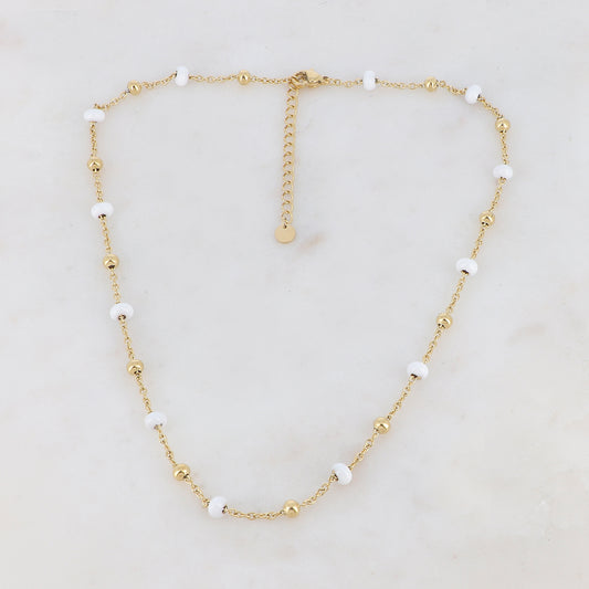 Collier doré embelli de petites boules en acier et en émail blanc 40+5 cm