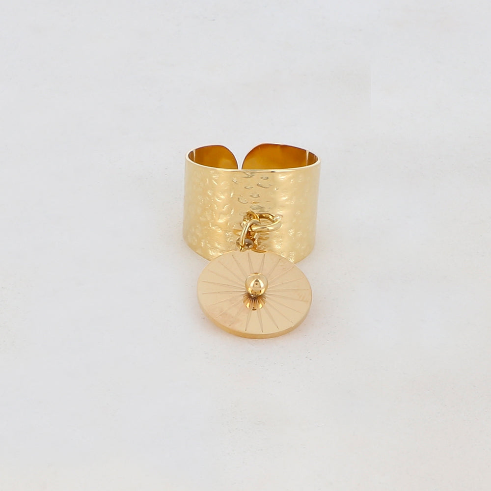 Bague martelée avec pampille ronde, motif soleil et petite boule