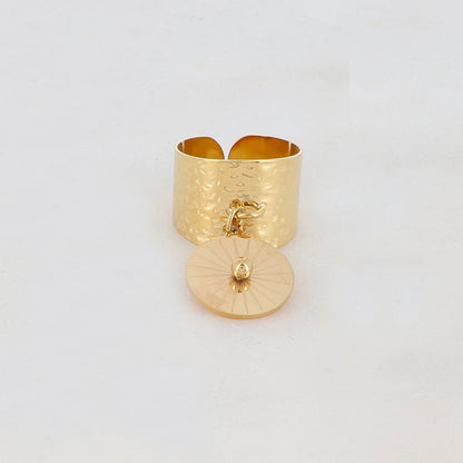 Bague martelée avec pampille ronde, motif soleil et petite boule