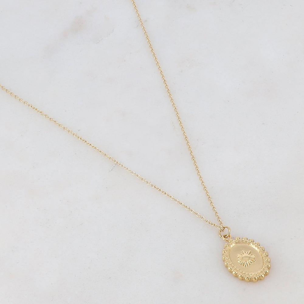 Collier doré composé d'n pendentif ovale avec un motif soleil 41+5 cm