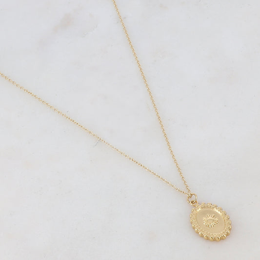 Collier doré composé d'n pendentif ovale avec un motif soleil 41+5 cm