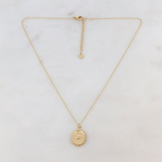 Collier doré composé d'n pendentif ovale avec un motif soleil 41+5 cm