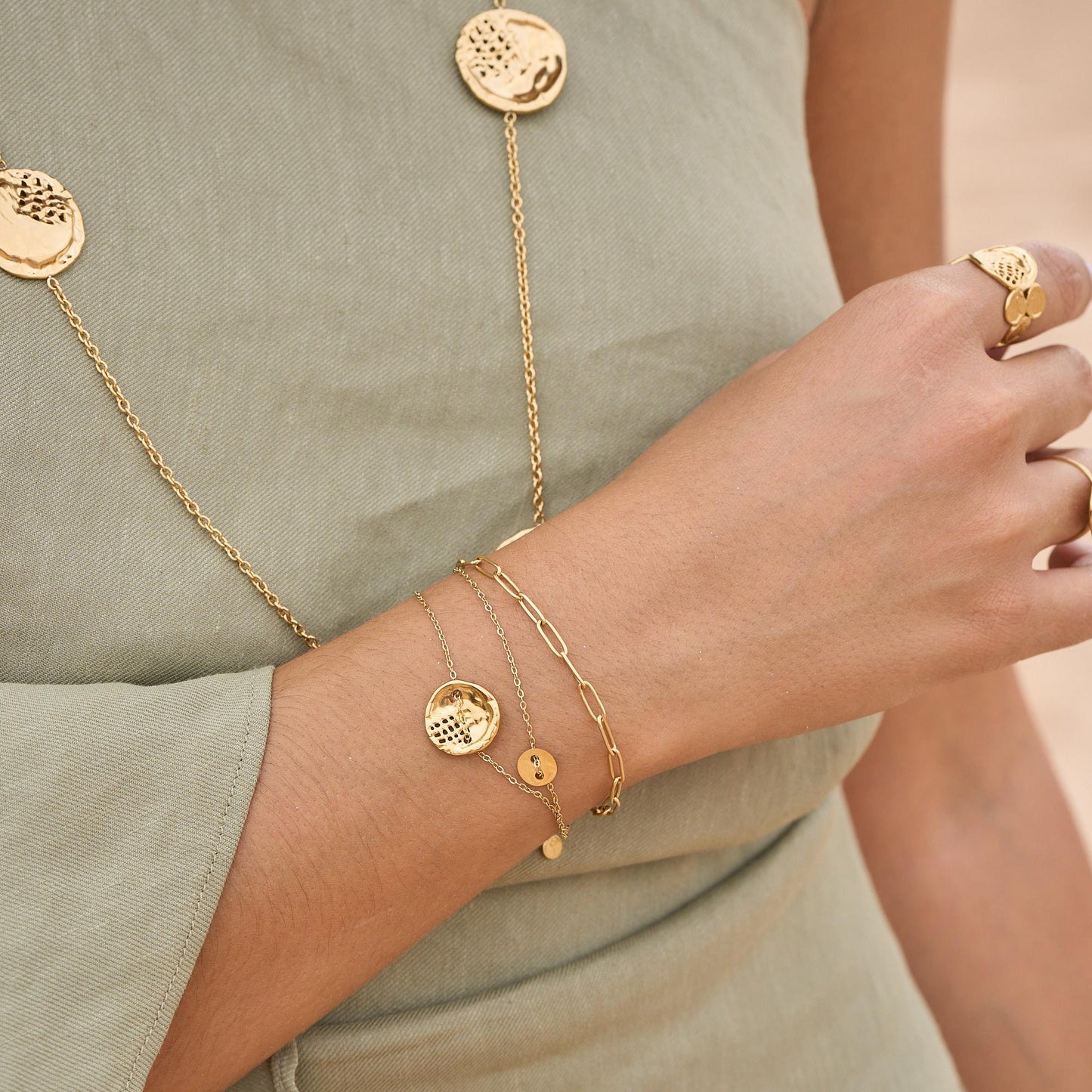 Bracelet trois rangs avec 2 pièces rondes ajourées : lisse et ondulée