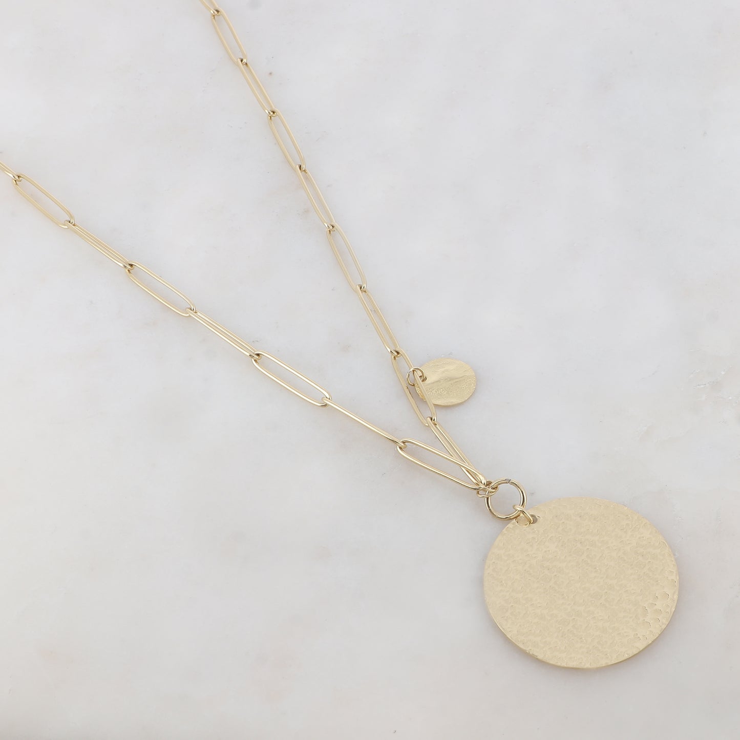 Sautoir en maille avec pendentif rond martelé et pampille ronde (80+5CM)