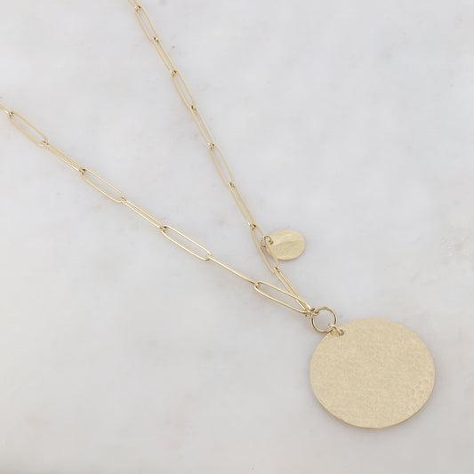 Sautoir en maille avec pendentif rond martelé et pampille ronde (80+5CM)