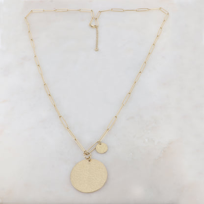 Sautoir en maille avec pendentif rond martelé et pampille ronde (80+5CM)