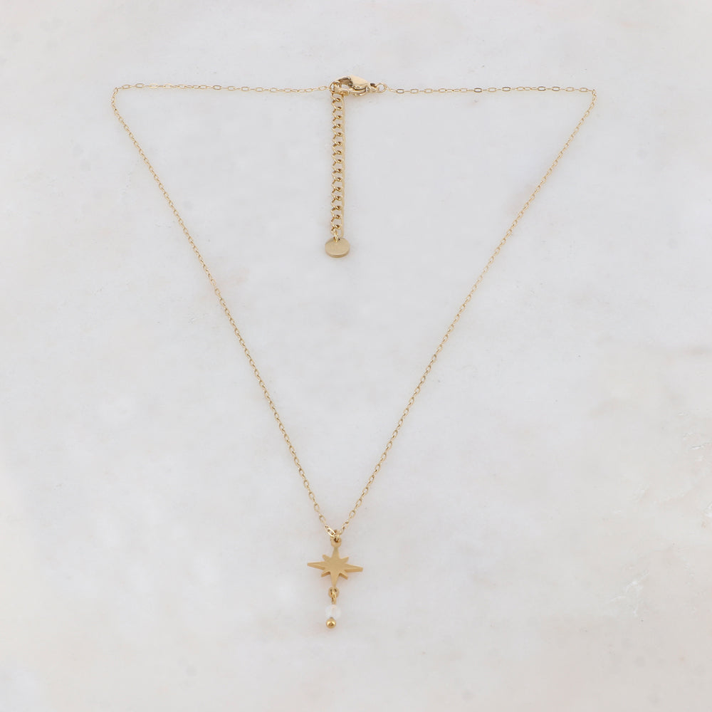 Collier doré composé d'une étoile et d'une pierre blanche 39+5 cm