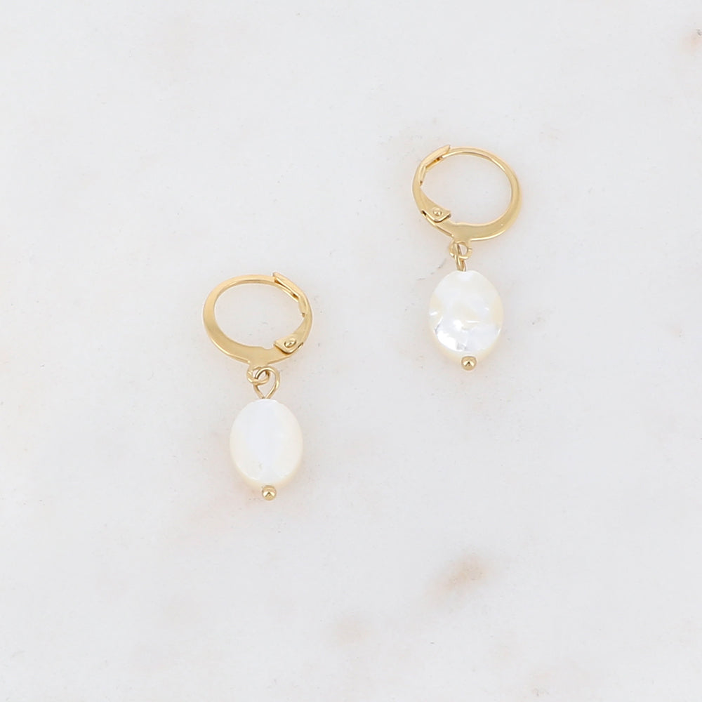 Créoles avec nacre blanche 1,2 x 2,8 cm.