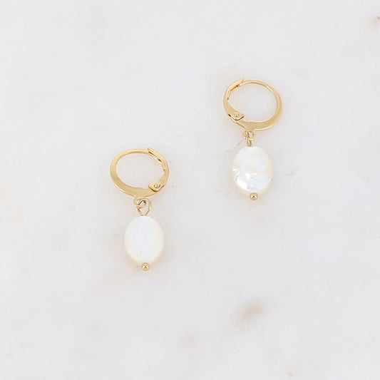 Créoles avec nacre blanche 1,2 x 2,8 cm.