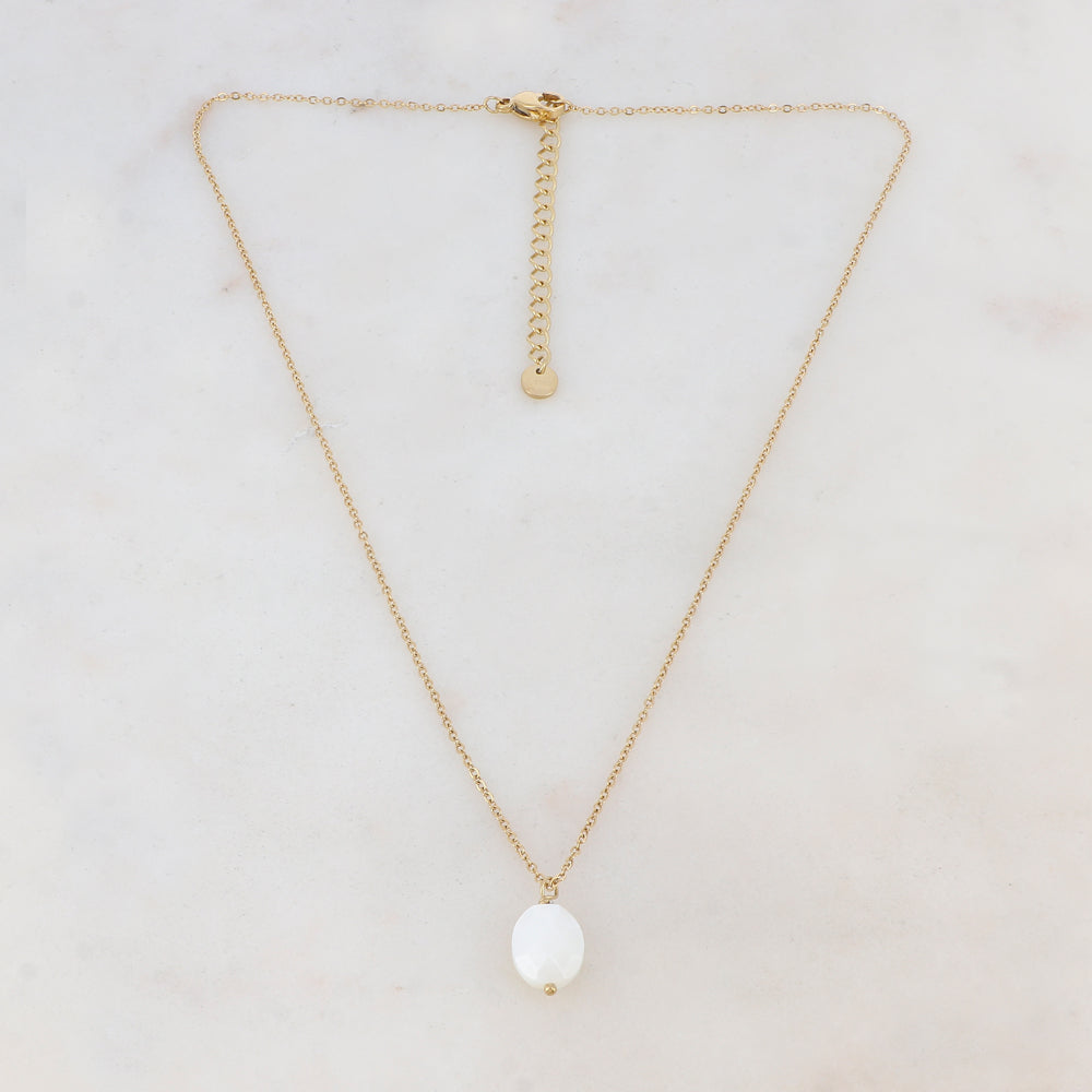 Collier doré composé d'un pendentif en nacre blanche 39+5 cm
