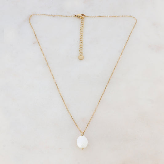 Collier doré composé d'un pendentif en nacre blanche 39+5 cm