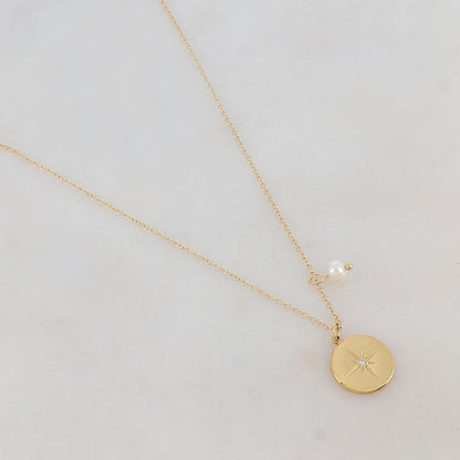 Collier doré avec pendentif rond lisse avec motif étoile, strass blanc et perle d'eau douce 41+5 cm