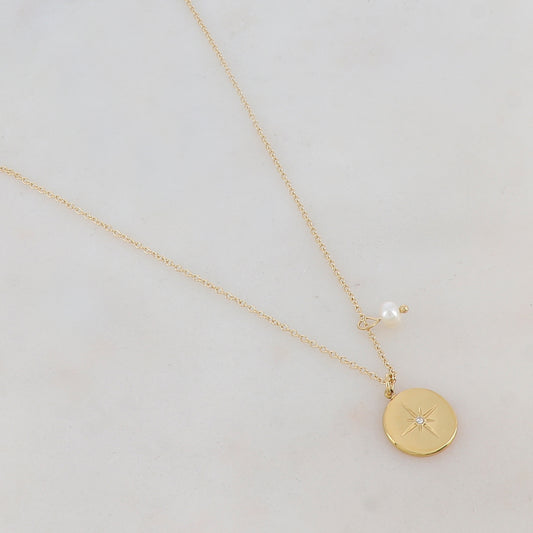 Collier doré avec pendentif rond lisse avec motif étoile, strass blanc et perle d'eau douce 41+5 cm