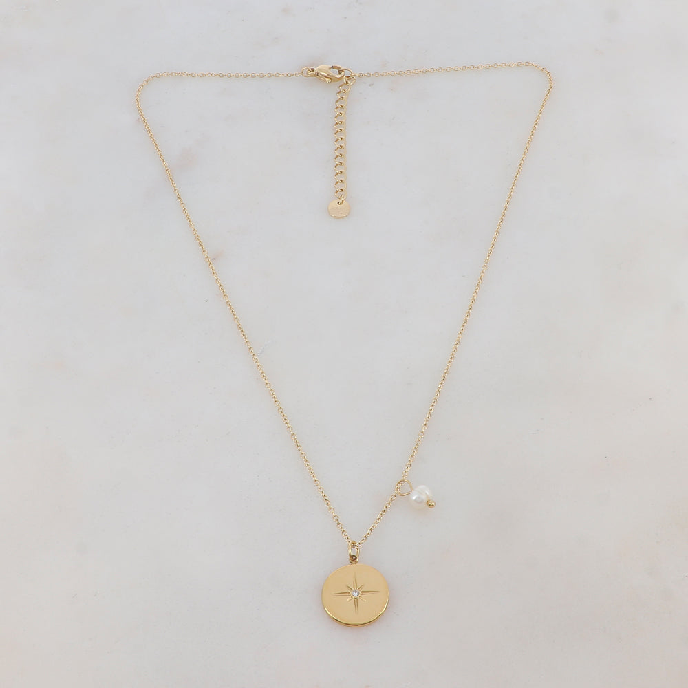 Collier doré avec pendentif rond lisse avec motif étoile, strass blanc et perle d'eau douce 41+5 cm