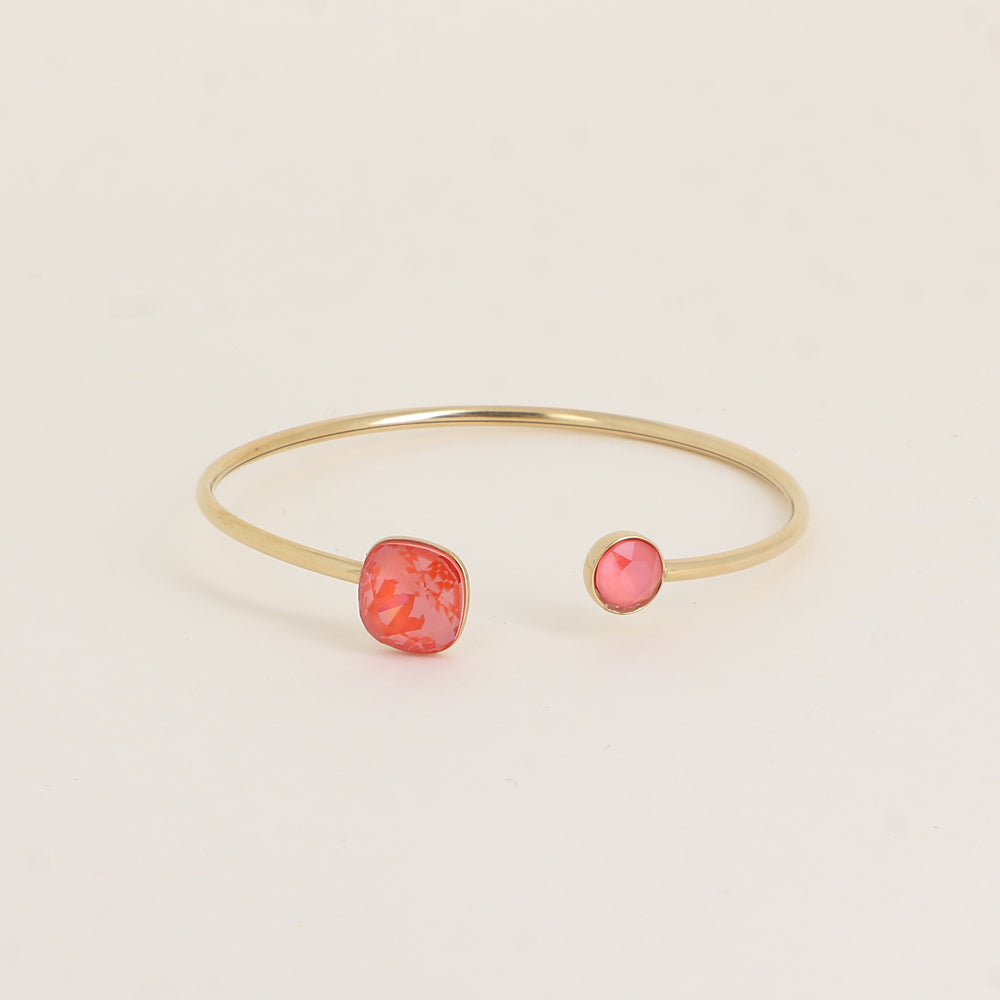 Jonc orné de cristaux de Swarovski® 10 mm et SS29 - Hauteur du jonc: 11 mm - Dimension du cristal 1: 10x10 mm - Diamètre du cristal 2: 7 mm - Orange ignite et light coral