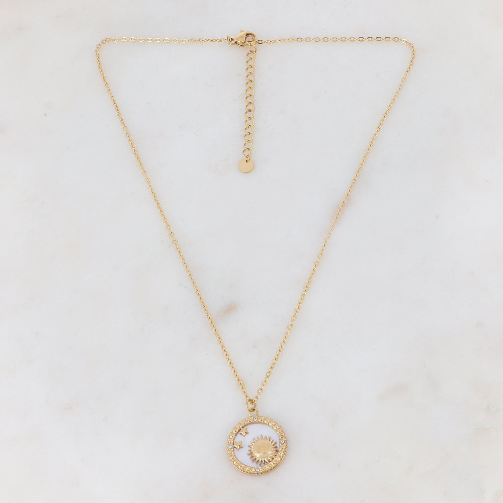Collier doré composé d'un pendentif rond avec un fond nacré et orné d'étoiles, d'un soleil et de strass blancs 40+5 cm