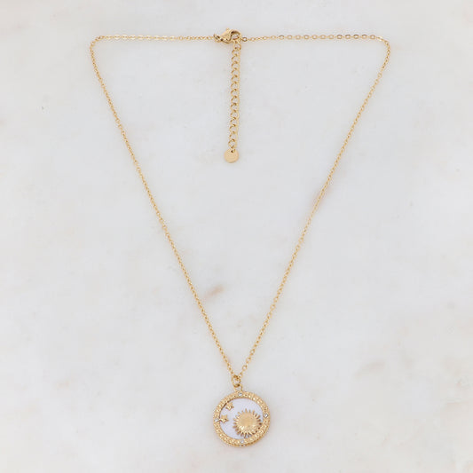 Collier doré composé d'un pendentif rond avec un fond nacré et orné d'étoiles, d'un soleil et de strass blancs 40+5 cm