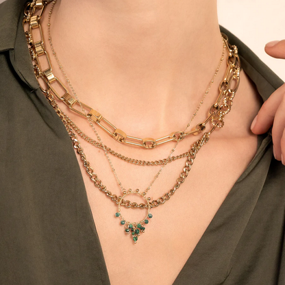 Collier composé d'un anneau doré et de perles en pierres naturelles malachite 40+5 cm