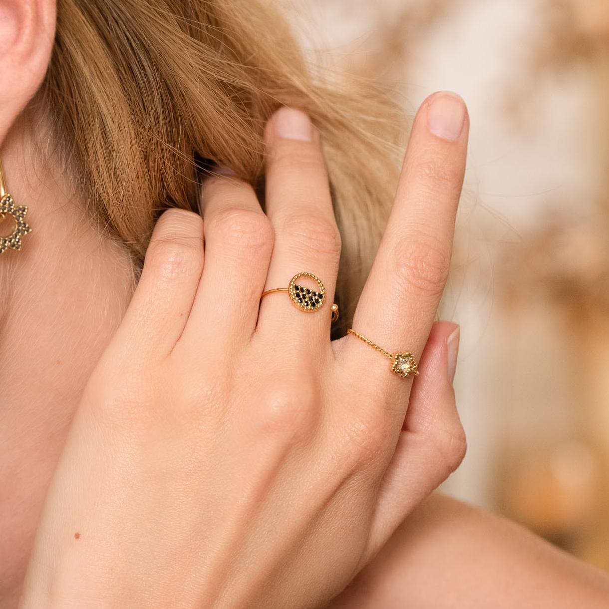 Bague fine réglable avec anneau et strass - Noir