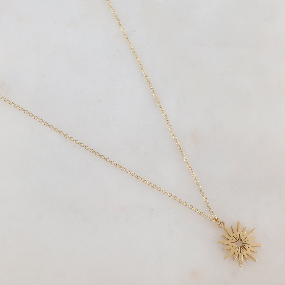 Collier doré composé d'un pendentif étoile ajouré 41+5 cm
