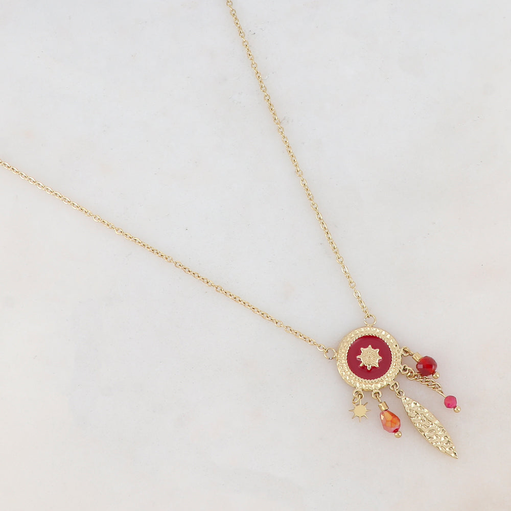 Collier avec pièce ronde émaillée rouge, pampilles géométrique et soleil, chaîne, pierre et pâte de verre rouges 40,5+5 cm