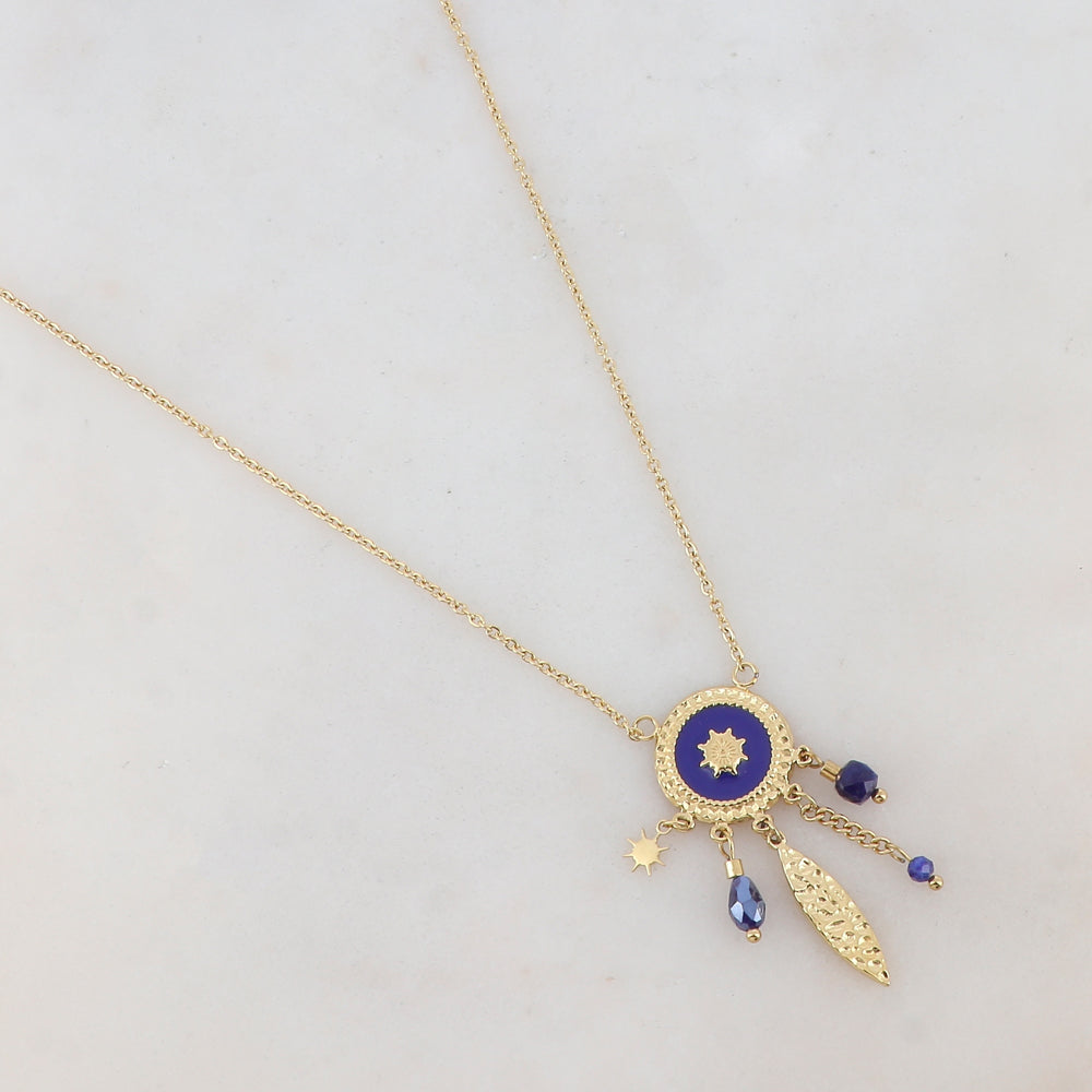 Collier avec pièce ronde émaillée bleue, pampilles géométrique et soleil, chaîne, pierre lapis lazuli et pâte de verre bleue 40,5+5 cm