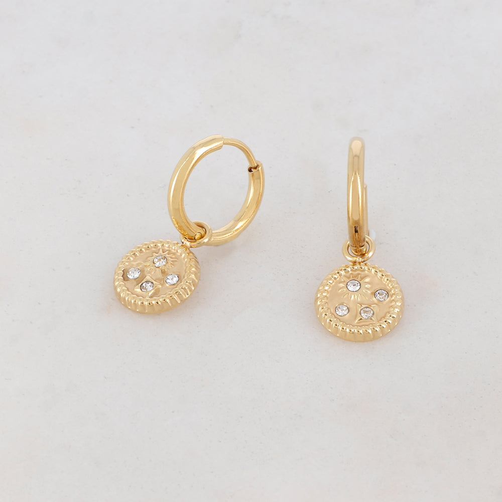Créoles avec pièce ronde, motif soleil, 3 strass 1,3 x 2,4 cm.