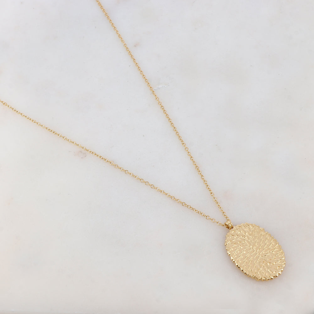 Collier doré composé d'un pendentif ovale avec motif graphique 40+5 cm