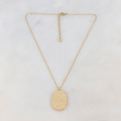Collier doré composé d'un pendentif ovale avec motif graphique 40+5 cm
