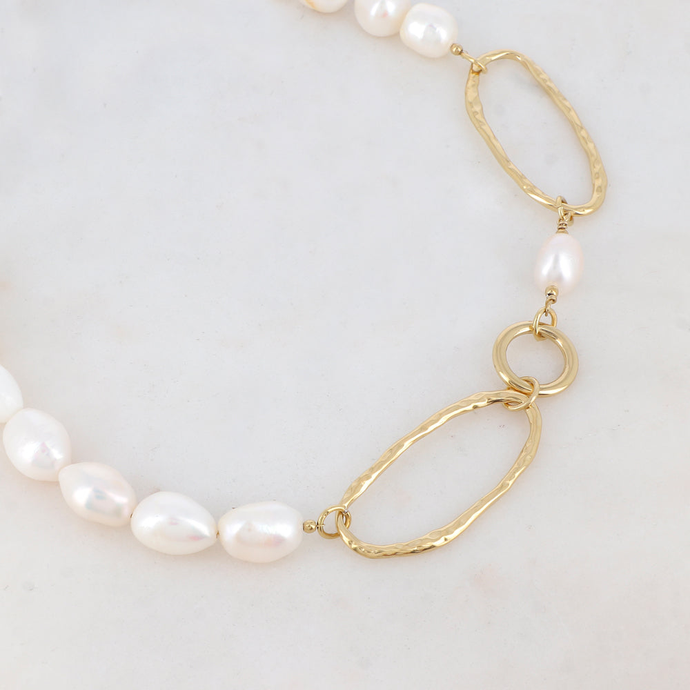 Collier doré composé de 2 anneaux ovales martelés, d'1 anneau rond lisse et de perles d'eau douce 42+7 cm