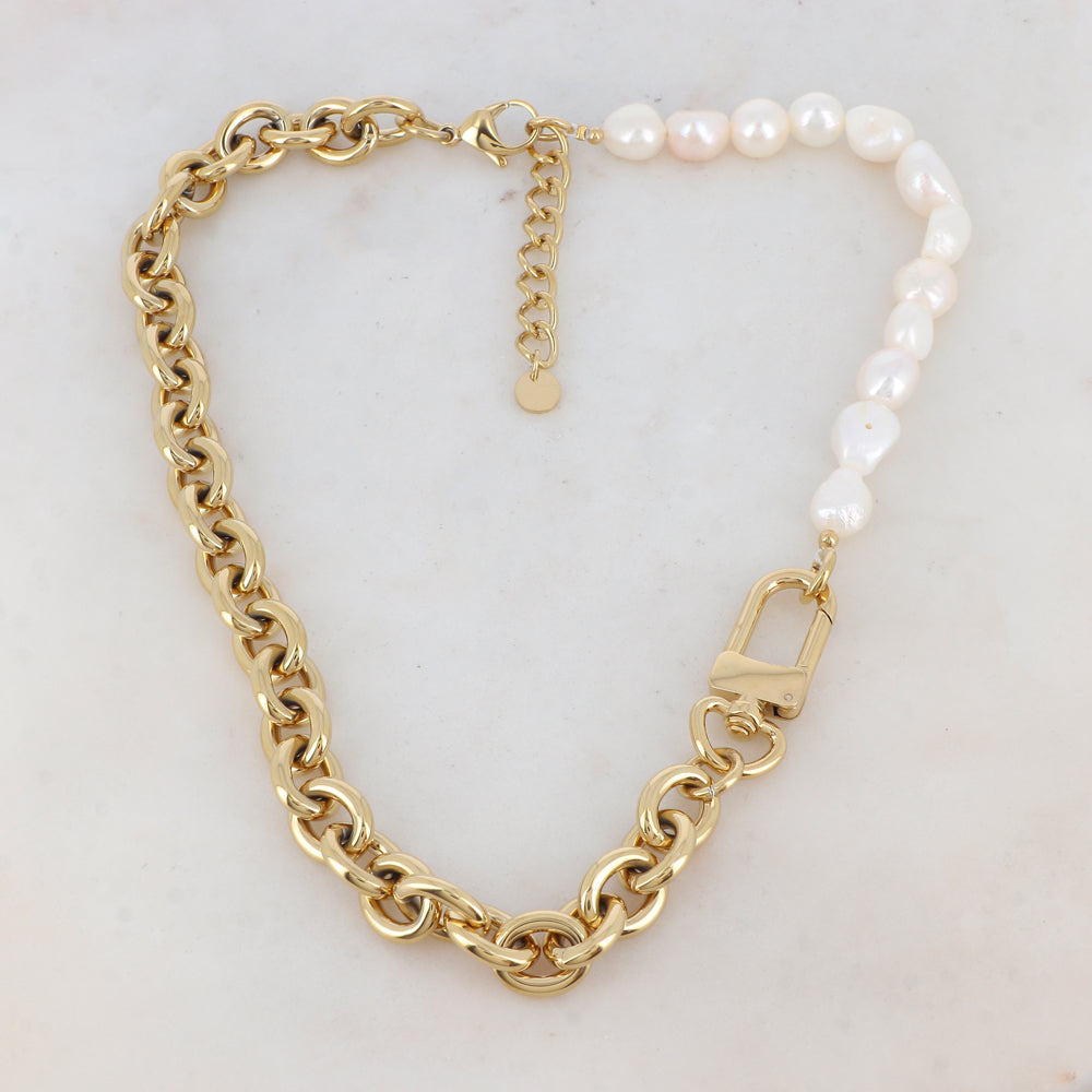 Collier en grosse maille dorée avec des perles d'eau douce 45+5 cm